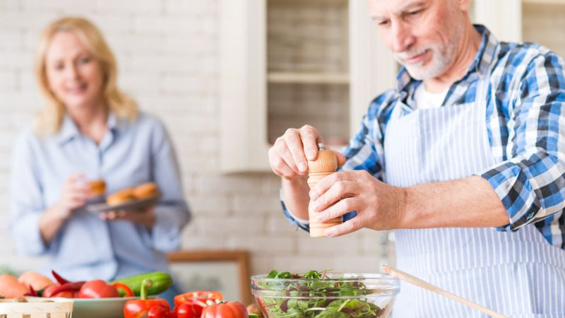 A Guide to Heart-Healthy Eating for Seniors at Home